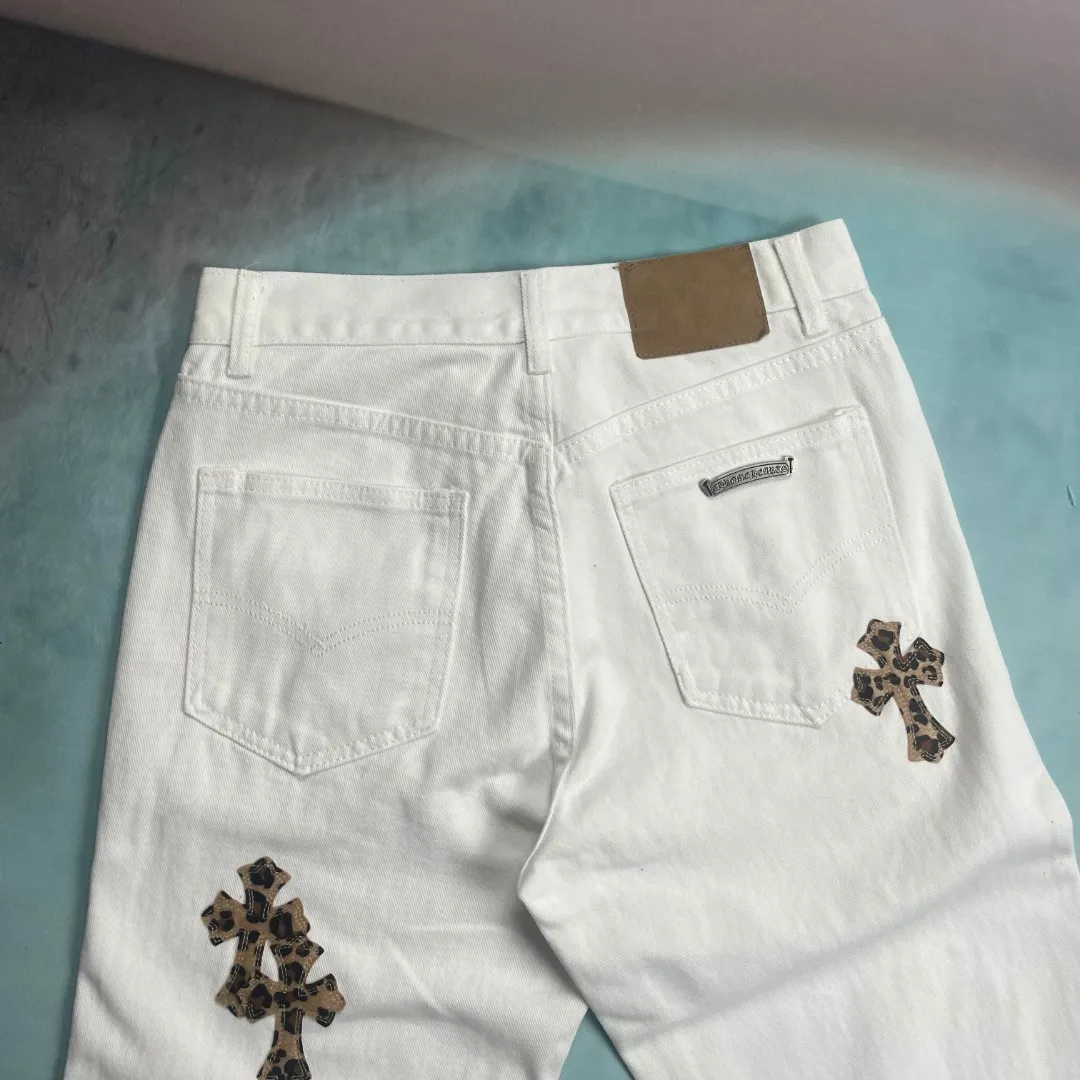 🅿️280 🔘Model No.-KL131 🔘Cro Xin𝐂𝐡𝐫𝐨𝐦𝐞 𝐇𝐞𝐚𝐫𝐭 24SS White Leopard Print Cross Patch Leather High Street Jeans* Cro Xin’s white pants, with leopard print patchwork design, are definitely an indispensable eye-catcher in your wardrobe. In terms of fabric, it uses high-quality materials, which are comfortable and skin-friendly on the upper body. The white base is pure and clean, like a canvas, bringing out the wild charm of leopard print and leather. The leopard print part is carefully made of high-quality leather, with clear texture, soft and tough touch, exquisite splicing technology, and natural and smooth transition without any abruptness. The shape is unique, and the overall cut is ergonomic. Whether standing or walking, it can perfectly outline the lines of the legs, modify the shape of the legs, and have a remarkable effect of making the legs slimmer and taller. The waist is designed to fit the body shape, providing a stable fit and freedom of movement. Every detail reflects luxury and sophistication. The iconic elements of Kroxin are cleverly integrated, and the metal accessories have high quality, excellent gloss, wear resistance and corrosion resistance. Exquisite stitching technology, each stitch is even and fine, highlighting high-end quality. These pants are suitable for a variety of styles. Paired with a simple white T-shirt and white shoes, they are casual and casual, exuding a fresh literary atmosphere. Paired with a personalized short top and Martin boots, you can instantly transform into a cool and fashionable person, and you can easily master street fashion. Whether it's daily outings, music festivals, or fashion parties, it can make you the center of attention and easily manage various occasions.  Size: S M L XL (28.30.32.34) Color: White